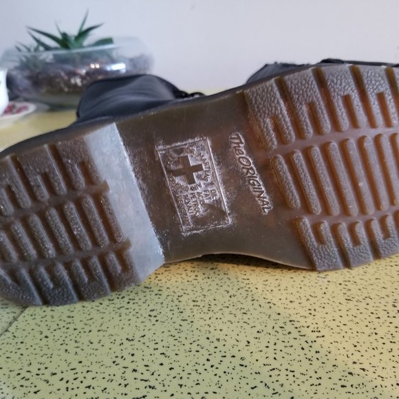 Doc Marten boots size 8 - Picture 2 of 3